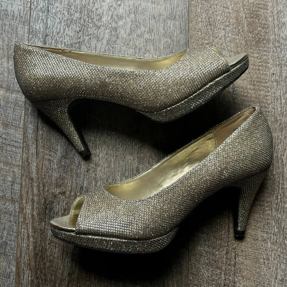 Bandolino‎ Gold/Silver Glitter Sparkly Peep Toe Pumps Women's 5.5 M Heeled Shoes